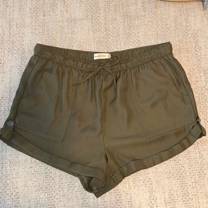 Abercrombie & Fitch Green Polyester Short | Size Medium